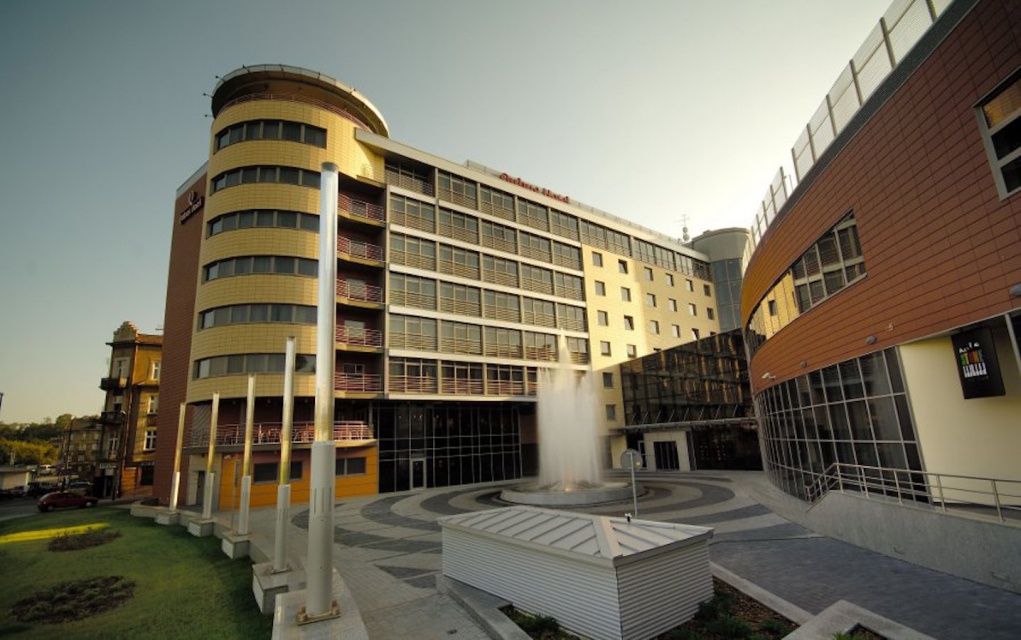 Qubus Hotel Kraków dołączył do sieci w 2006 roku, otrzymując cztery gwiazdki. Zlokalizowany jest w centrum miasta przy Wiśle. Hotel dysponuje 195 pokojami i 8 salami konferencyjnymi. Oferuje centrum fitness z sauną, jacuzzi oraz przeszklonym basenem z widokiem na Stare Miasto. W hotelu znajduje się też restauracja na 140 osób oraz lobby bar – Torino. Każdy hotel to inna historia. Zobacz jak rosła sieć Qubus