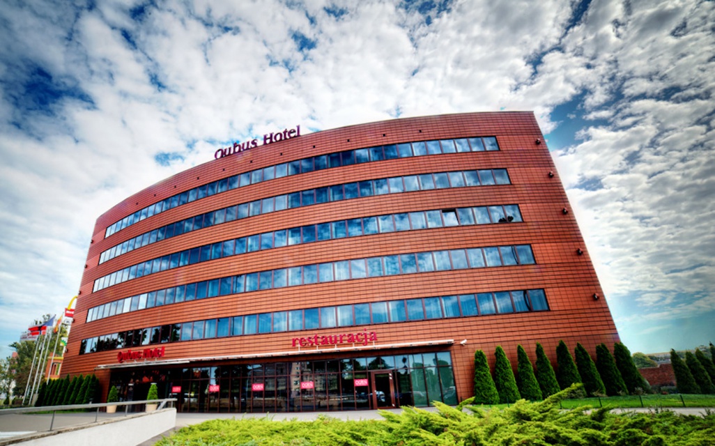 Qubus Hotel Łódź stoi tuż obok znanej ulicy Piotrkowskiej i ma trzygwiazdkowy standard. Każdy z gości może wypocząć w jednym z 78 pokoi. Obiekt dysponuje salą konferencyjną oraz restauracją na 45 osób. Działa od 2006 roku. Każdy hotel to inna historia. Zobacz jak rosła sieć Qubus