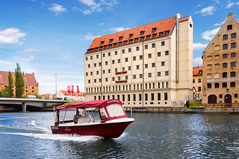 Qubus Hotel Gdańsk to czterogwiazdkowy obiekt, który powstał w 2009 roku. Zlokalizowany jest w centrum miasta przy rzece Motławie. Hotel dysponuje 110 pokojami i czterema salami konferencyjnymi. Do dyspozycji gości jest także restauracja, lobby bar oraz centrum fitness z siłownią i sauną. Każdy hotel to inna historia. Zobacz jak rosła sieć Qubus