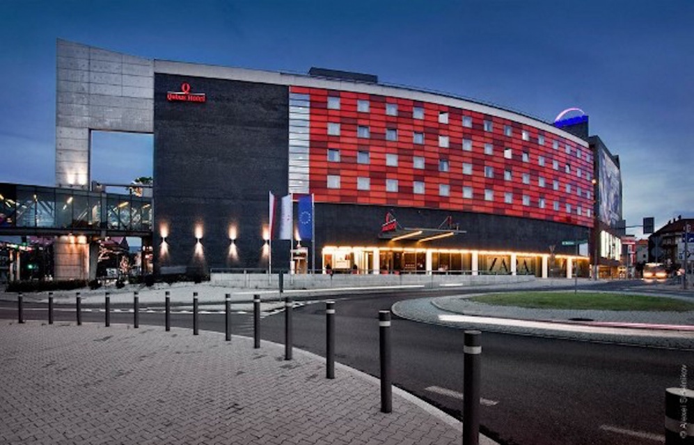 W 2011 roku ruszył czterogwiazdkowy hotel w centrum Bielska-Białej, przy galerii handlowej Sfera. Hotel dysponuje 122 pokojami i czterema salami konferencyjnymi. Do dyspozycji gości jest także restauracja 4Elements na 85 osób i lobby bar Torino Paninoteka&Bar. Każdy hotel to inna historia. Zobacz jak rosła sieć Qubus