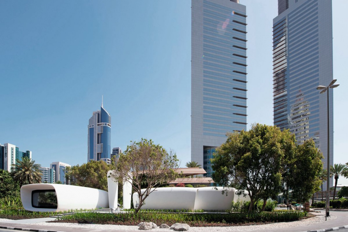 "Biuro Przyszłości" w Dubaju, czyli pierwszy na świecie budynek wydrukowany w technologii 3D. (mała konstrukcja na dole) Fot. Bene Jak szybko drukuje się biurowiec? W Dubaju wiedzą