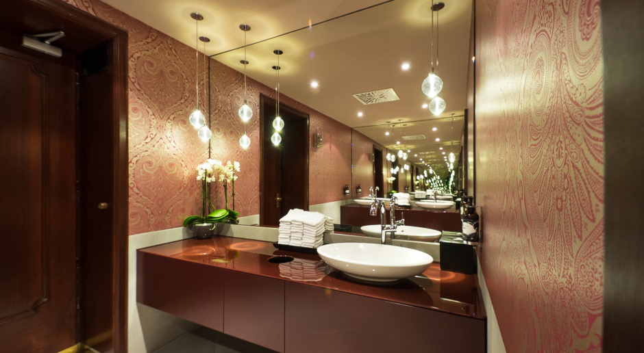 Luksusowe łazienki w królewskim hotelu? Wcale nie muszą być retro