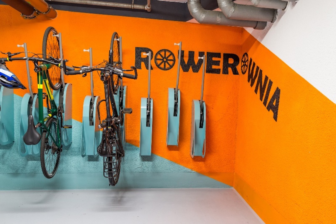 Rowerownia Sienna Center Rowerownia w biurowcu łączy profesjonalizm z designem