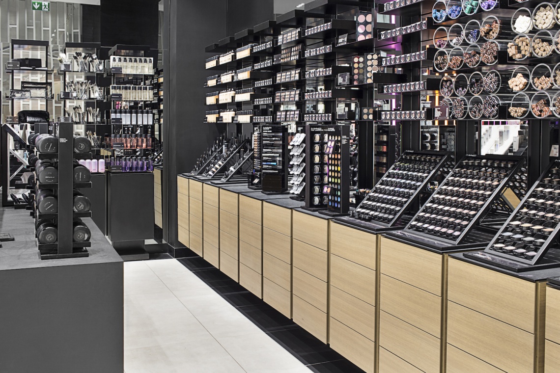 Wnętrze salonu Mac Cosmetics w CH Promenada. Zdjęcia: Martyna Rudnicka Piękno w nowoczesnej oprawie od Marro