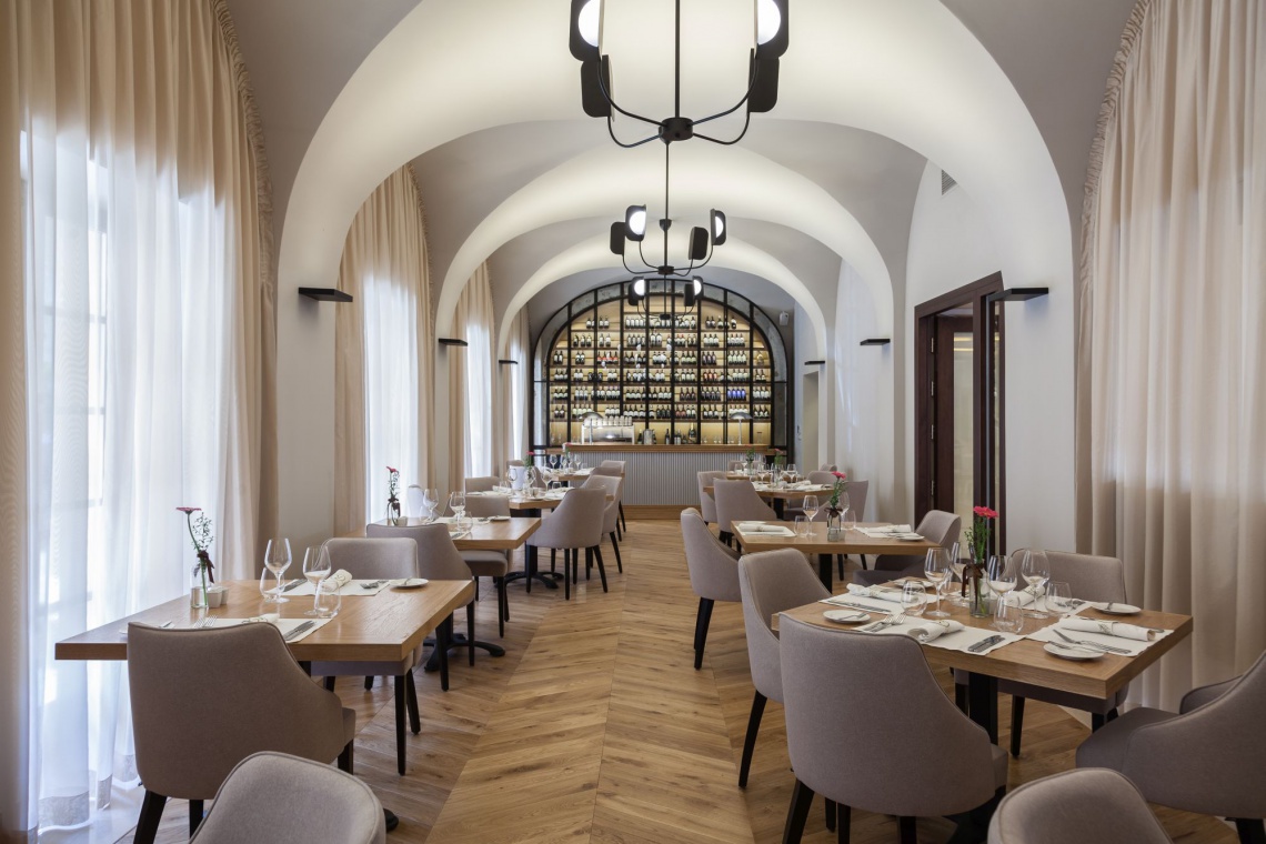 Nowa odsłona restauracji „La Rotisserie” fot. Mamaison Le Regina Elegancja lubi proste formy. Nowa odsłona La Rotisserie