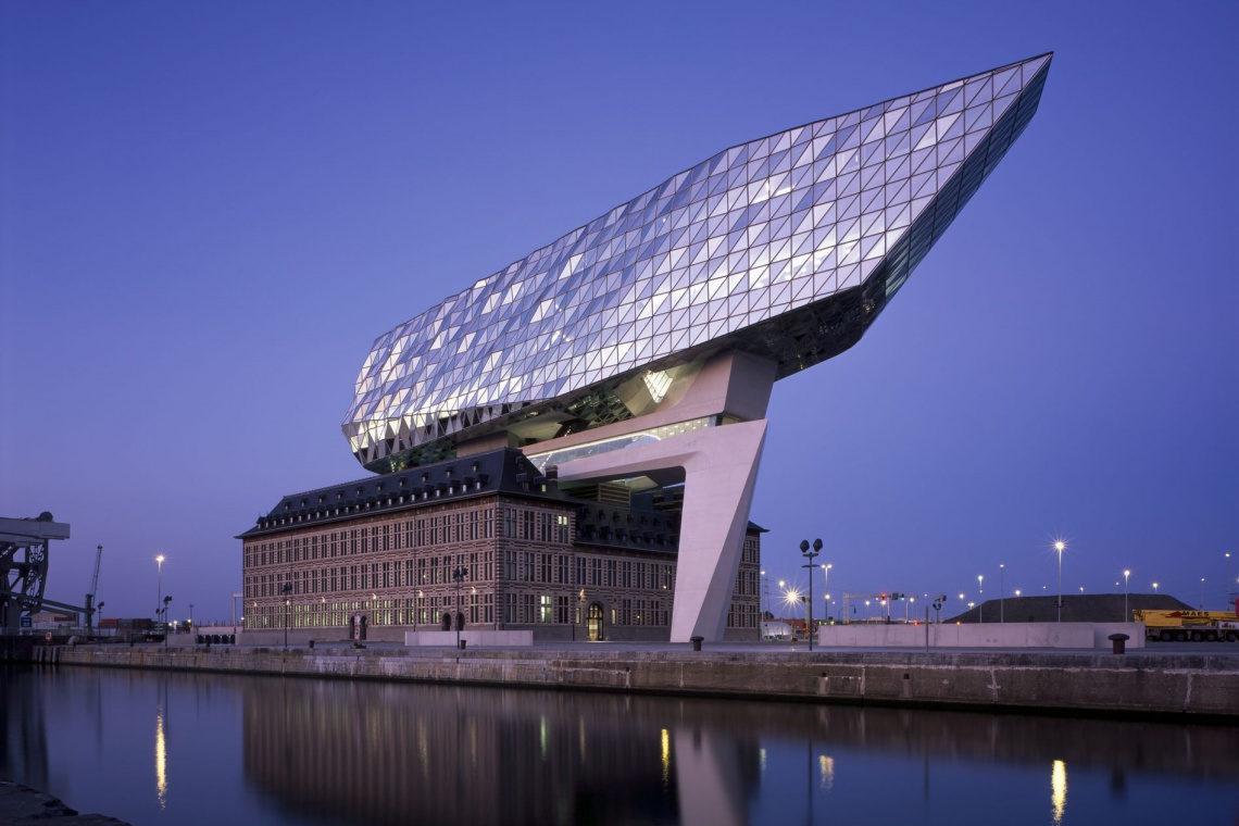 Port House, Antwerp photography by Helene Binet Genialna rewitalizacja w Antwerpii. To projekt Zaha Hadid Architects
