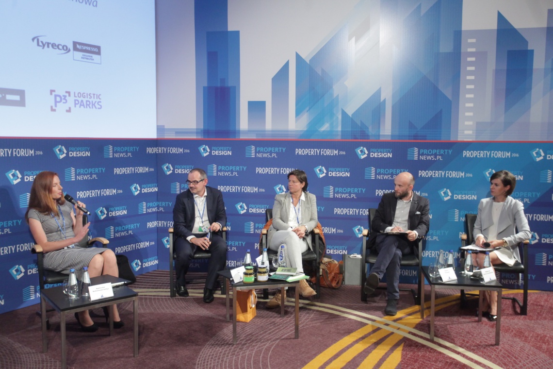 Paneliści pierwszej z dwóch sesji poświęconej tematowi „Biura. Zaczaruj miejsce pracy” podczas Property Forum Jak zaczarować przestrzeń do pracy?