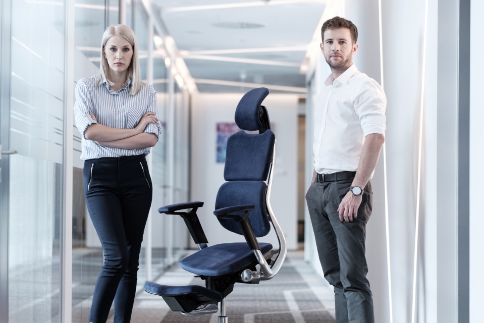 Blue Bird Hybryd Chair fot. materiały prasowe To pierwszy na świecie hybrydowy fotel, który eliminuje problemy z kręgosłupem