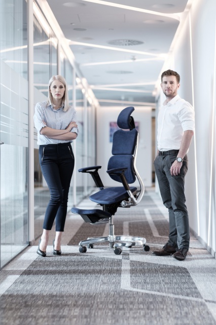 Blue Bird Hybryd Chair fot. materiały prasowe To pierwszy na świecie hybrydowy fotel, który eliminuje problemy z kręgosłupem