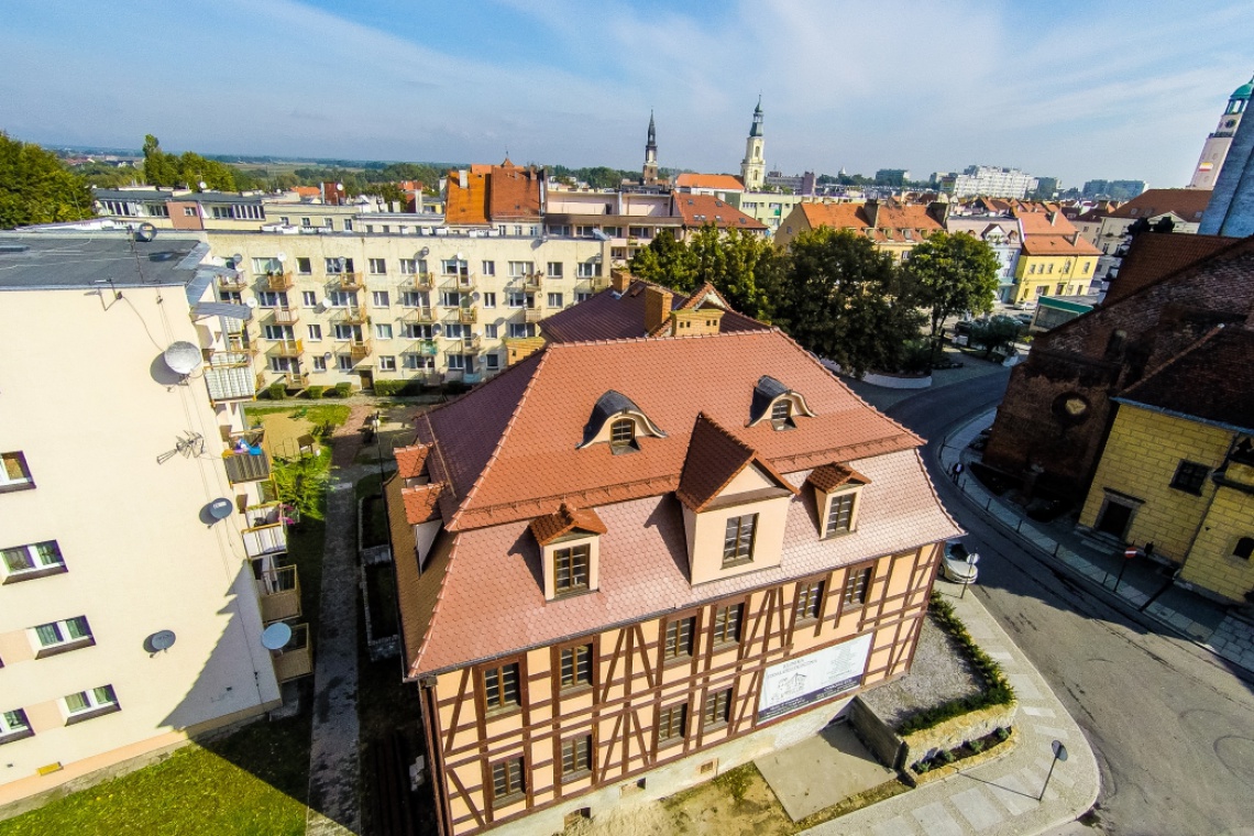Oleśnicki Dom Spotkań z Historią Oleśnica, fot. Grzegorz Żyła Zabytkowe budynki z ceramiczną "łuską" na dachu