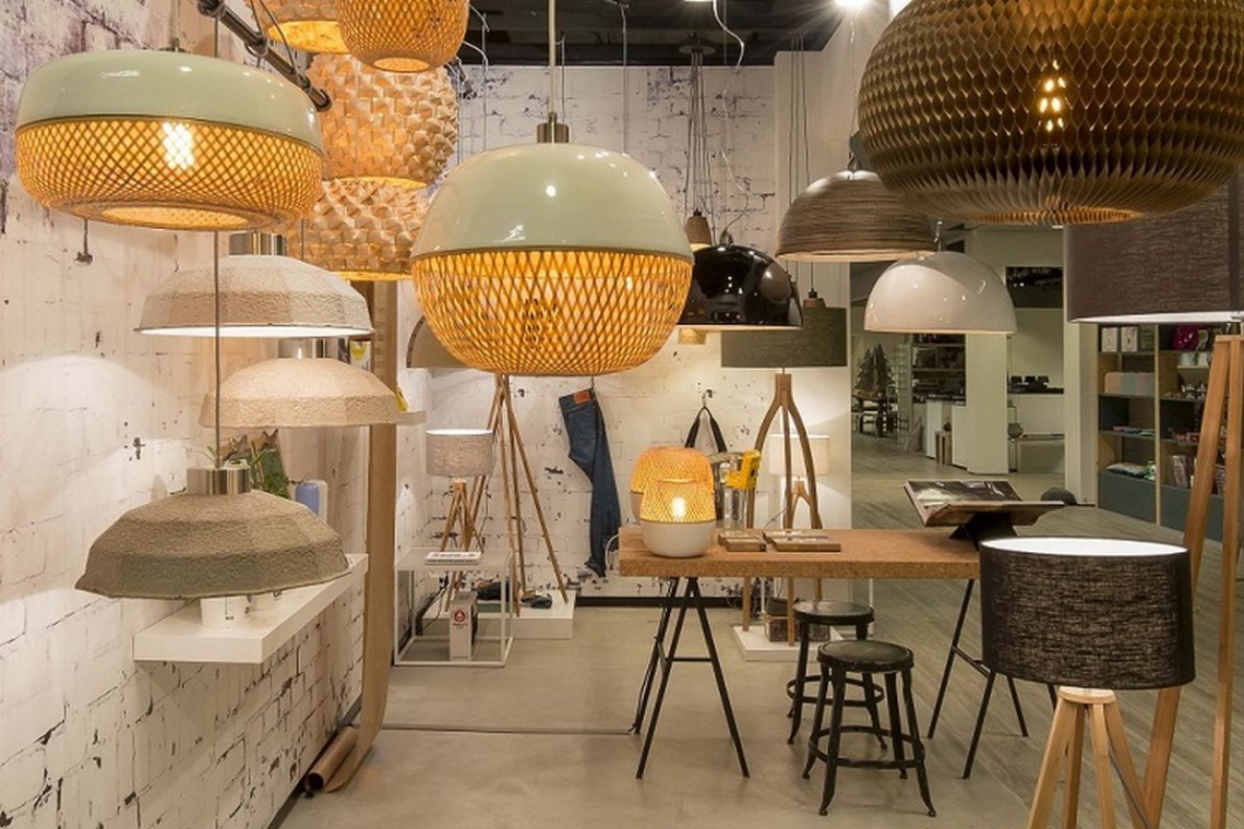 Lampy Mekong fot. Dutchhouse Miks lamp we wnętrzu, czyli oprawy z kory brzozy i ażurowego metalu