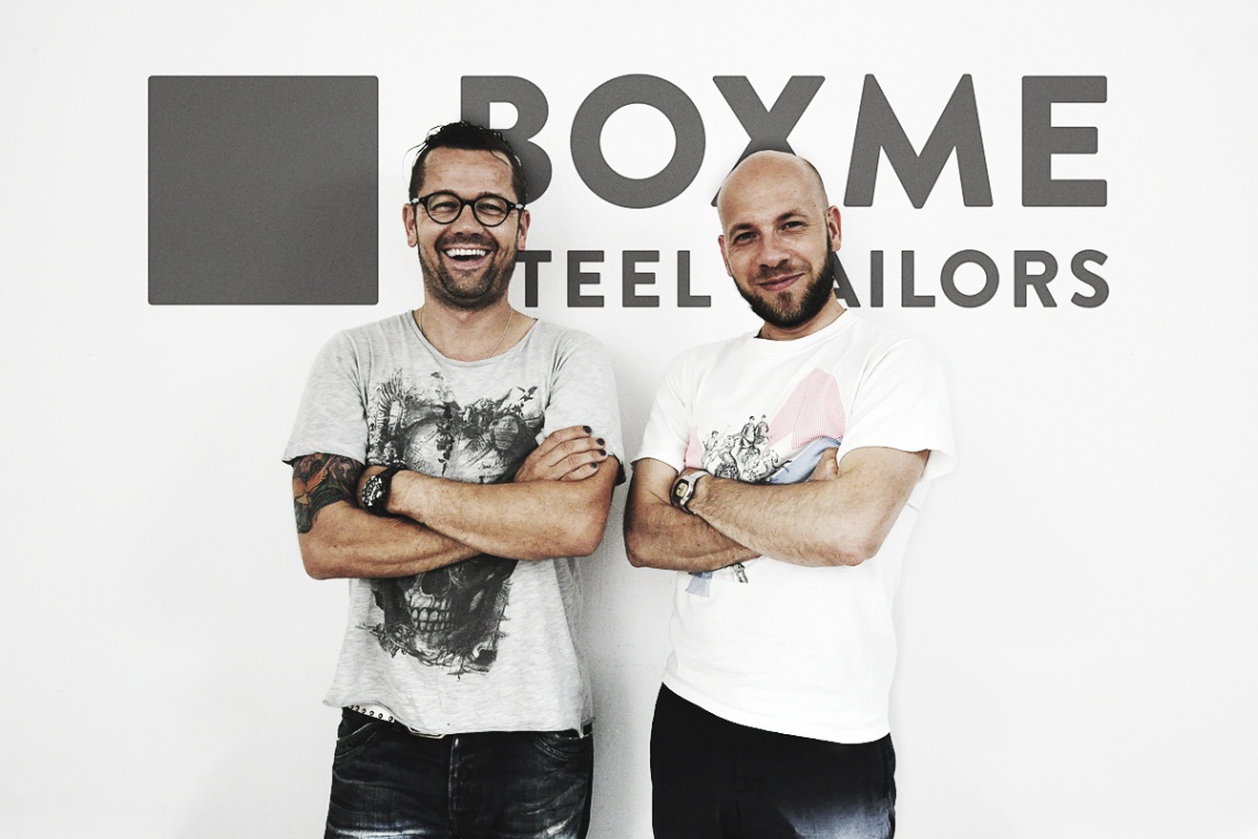 Marek Mielnicki oraz Wojtek Wysocki, projektanci i właściciele marki Boxme Steel Tailors, projektującej różne pomieszczenia z kontenerów. Fot. Archiwum projektantów Architektura w kontenerze? Inwestorzy coraz bardziej cenią oryginalność