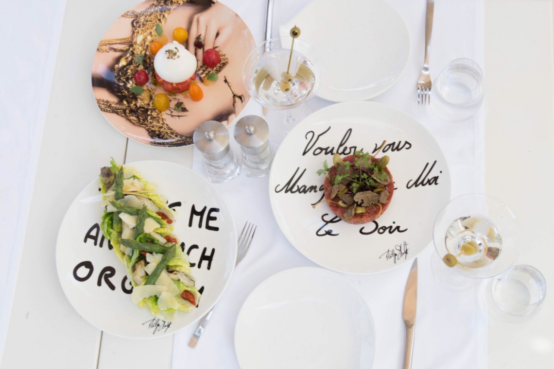 Prowokacja na porcelanie – fotografie Philippe’a Shangtiego na talerzach