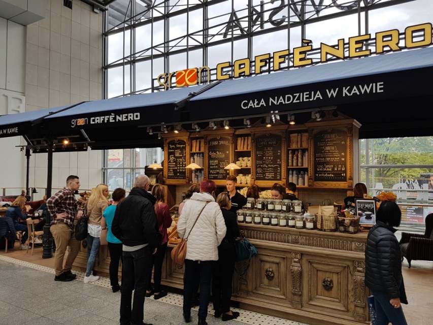 Green Caffe Nero, Galeria Krakowska Rzemieślnicy, stolarze i kowale - to oni tworzą meble dla Green Caffè Nero