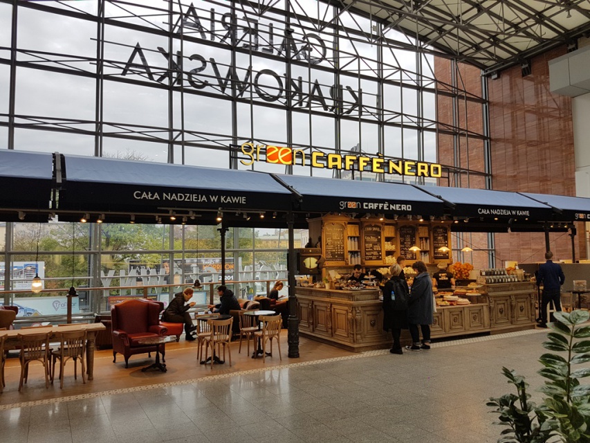 Green Caffe Nero, Galeria Krakowska Rzemieślnicy, stolarze i kowale - to oni tworzą meble dla Green Caffè Nero