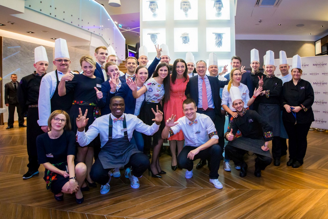 Od lewej Sabina Bartyzel (Mercure Krakow Stare Miasto, Urszula Chincz, Katarzyna Gądek (Urząd Miasta Kraków), Laurent Picheral i Gilles Clavier (AccorHotels). Zobacz, jak wyglądała ceremonia otwarcia Mercure Kraków Stare Miasto