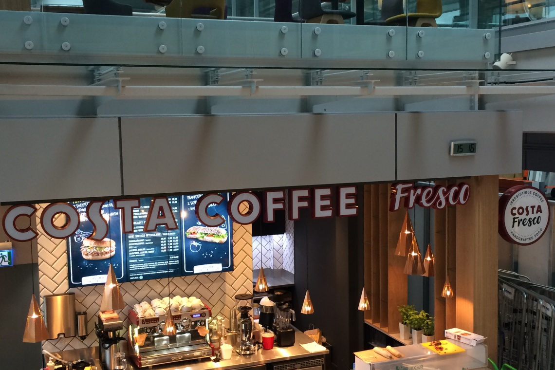 COSTA COFFEE Fresco Lotnisko Chopina fot. materiały prasowe Sieć kawiarni stawia na nowy format. To Costa Coffee Fresco
