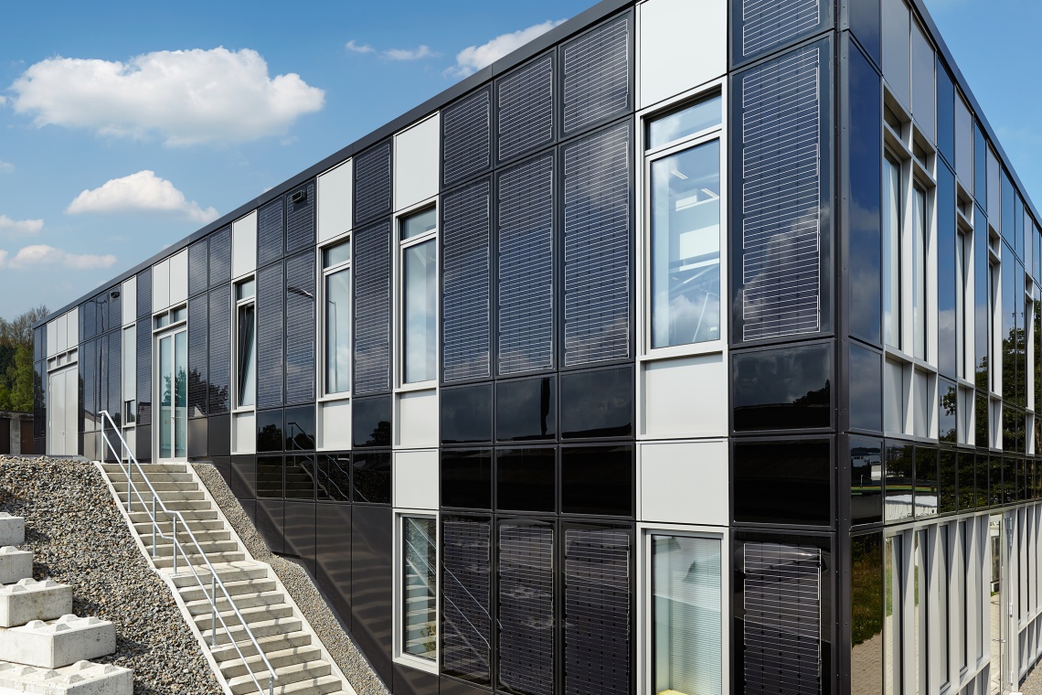 Budynek laboratorium Otto Fuchs KG ma modułową strukturę, którą można rozbudować wertykalnie lub horyzontalnie fot. Schüco Fasada w stylu high-tech. Oto laboratorium Grupy Otto Fuchs