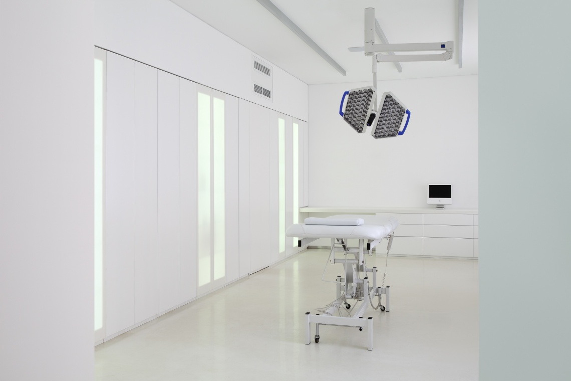 Projekt studia Studio Fluid. / fot. Ana Kostić, dzięki uprzejmości Studio Fluid, wszelkie prawa zastrzeżone. Bezpieczeństwo w bieli - zobacz ultranowoczesną klinikę w serbskim Nowym Sadzie
