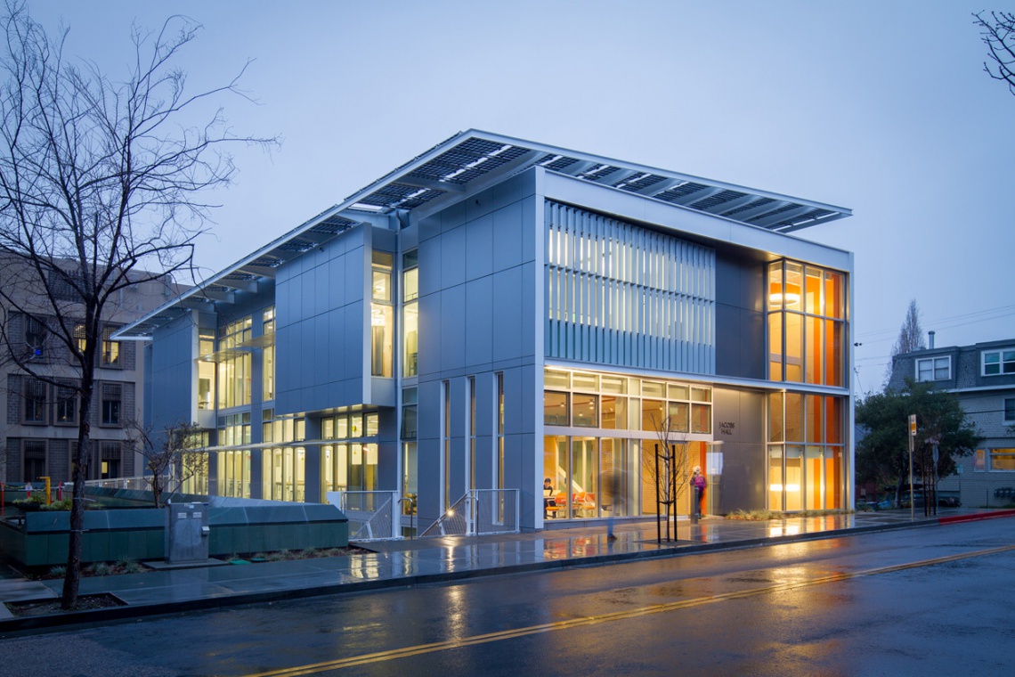 The Jacobs Institute for Design Innovation, fot. Leddy Maytum Stacy Architects Fasada, która produkuje energię. Ekologiczny biurowiec wzorem dla innych?