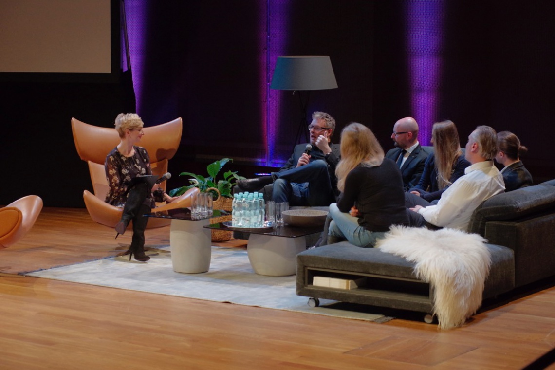 W dyskusji "Elitarny czy masowy – jaki jest design?" udział wzięli: Henrik Pedersen (Projektant Wzornictwa, stale współpracujący z marką BoConcept), Rafał Domaradzki (Dyrektor Rozwoju Wzornictwa, Ceramika Paradyż), Maja Ganszyniec (Projektantka, Autorka kolekcji dla marki IKEA), Jan Kochański (Projektant, Autor wielu nagradzanych projektów m.in. dla marki Menu), Bartosz Piotrowski (Projektant, Designer Roku 2014, Szef Zespołu Wzornictwa w Pesa Bydgoszcz) oraz Izabela Bołoz (Projektantka, Autorka instalacji miejskich, Założycielka biura projektowego w Eindhoven). / fot. Piotr Waniorek Każdy potrzebuje dobrze zaprojektowanych przedmiotów
