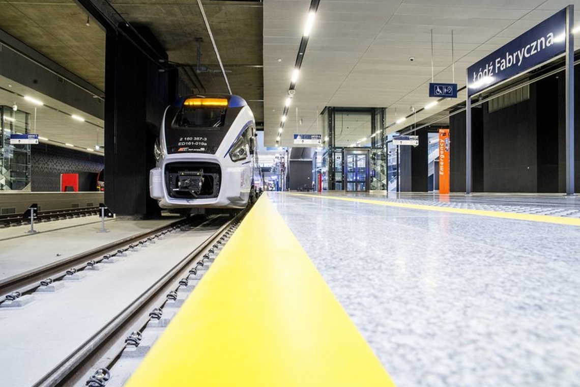 Łodź Fabryczna, tuż przed otwarciem. Fot. PKP.PLK Wjeżdża na stację lokomotywa. Dworzec Łódź Fabryczna komentują media społecznościowe