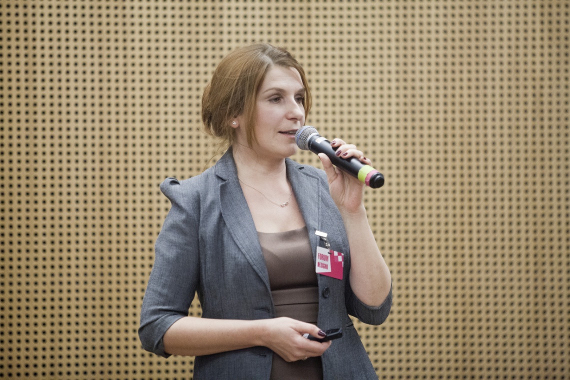 Agnieszka Polkowska ze Studia Prostych Form. Kolorowy i bezspoinowy - nowy materiał na podłogi, ściany i fronty mebli