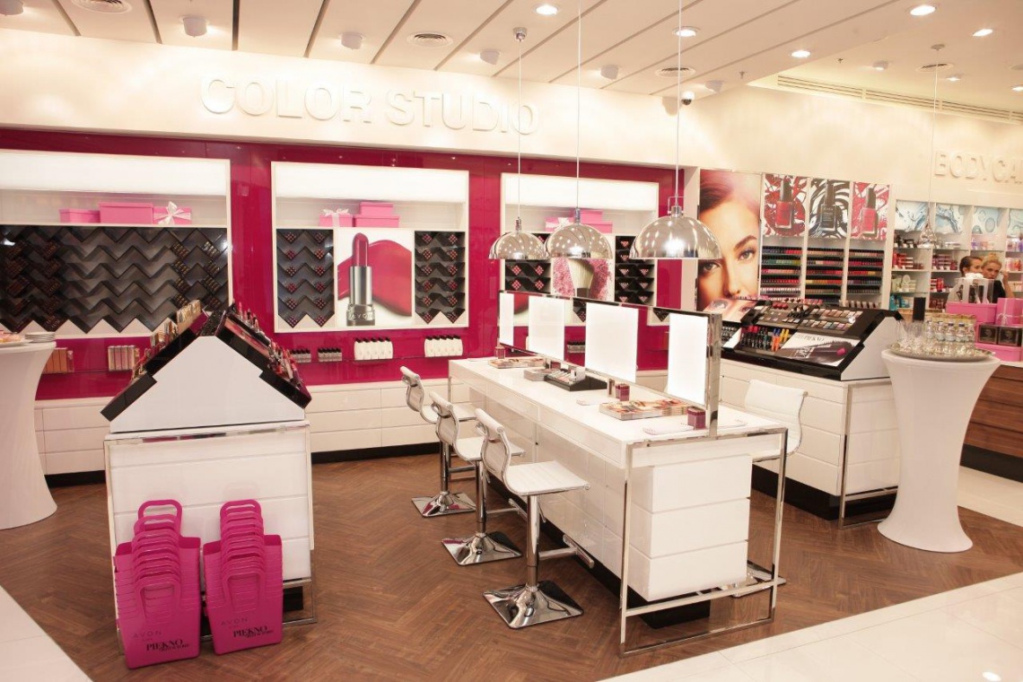 Wnętrze salonu sprzedaży firmy Avon, wyposażone i wykończone przez Forbis Group. Wystrój ma znaczenie. 4 zasady projektowania, które mają wpływ na sprzedaż w sklepie