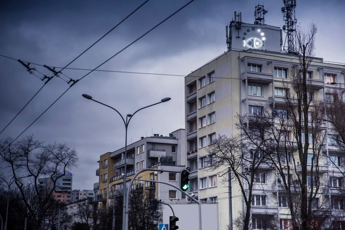 Nowy neon w Gdyni zaprojektowany przez Typy. / Fot. Rafał Kołsut, źródło: Facebook.com/TrafficDesign - dzięki uprzejmości Stowarzyszenia Traffic Design. Neonowa rybka wita gości w Redłowie