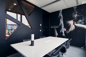 Młodzi i dynamiczni - zobacz minimalistyczne biuro projektu Rave Architects