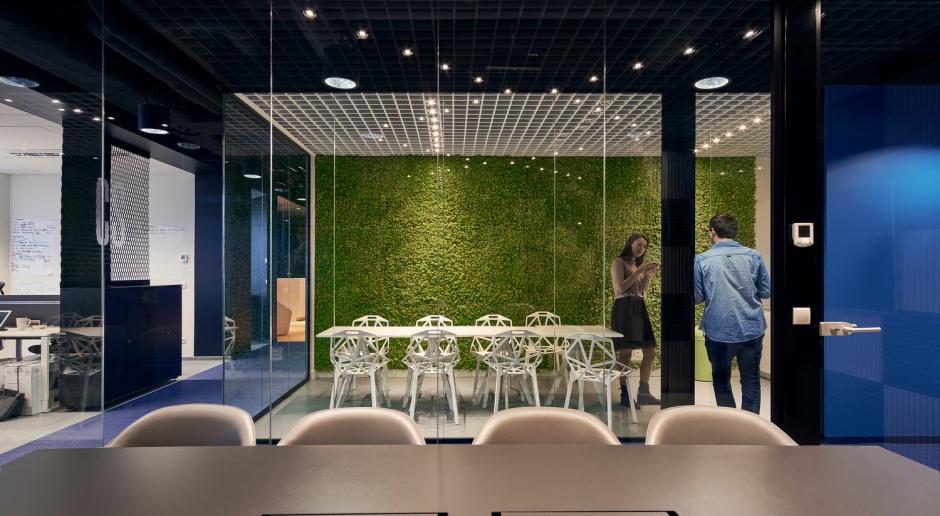 Młodzi i dynamiczni - zobacz minimalistyczne biuro projektu Rave Architects