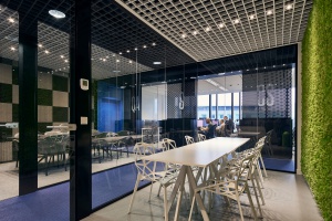 Młodzi i dynamiczni - zobacz minimalistyczne biuro projektu Rave Architects