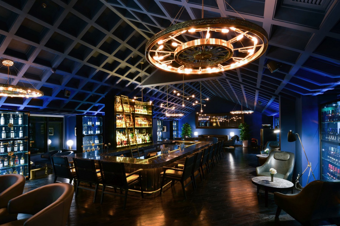 Kun Whiskey Bar fot. Hu Yihuai // dost. Four O Nine Kun Whiskey Bar - niezwykłe wnętrze baru dla chińskiego śpiewaka