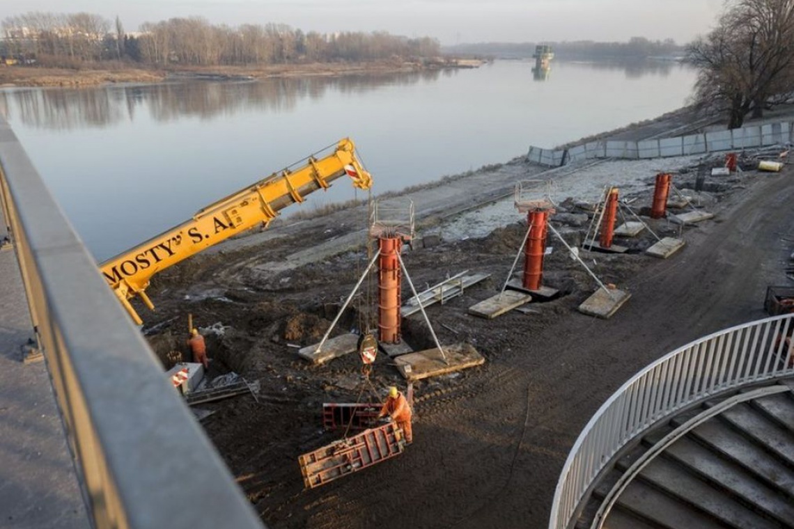 fot. UM Warszawa Rowery i piesi na Moście Łazienkowskim. Na starcie budowa kładki