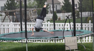 Nowe życie w starej zajezdni. Park trampolin na finiszu