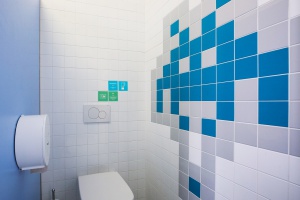 Pikselowa łazienka w szkole na Woli - zobacz jak ją zaprojektowano