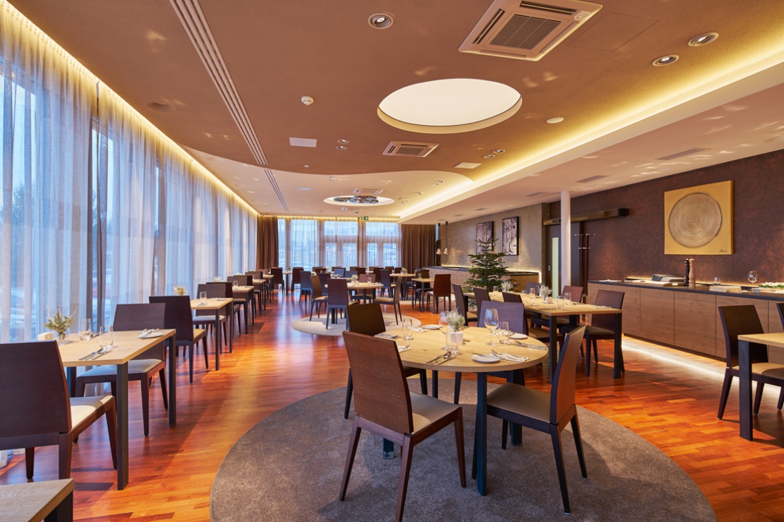 W czeskiej restauracji Portum (łac. port - nazwa nawiązuje do wyjątkowej stylistyki hotelu), w czterogwiazdkowym hotelu Maximus, architekt postawił na monolityczny sufit o płaskiej powierzchni, bez widocznej konstrukcji,fot. materiały prasowe Rockfon Menu, wystrój, komfort akustyczny – na co zwracamy uwagę w restauracjach?