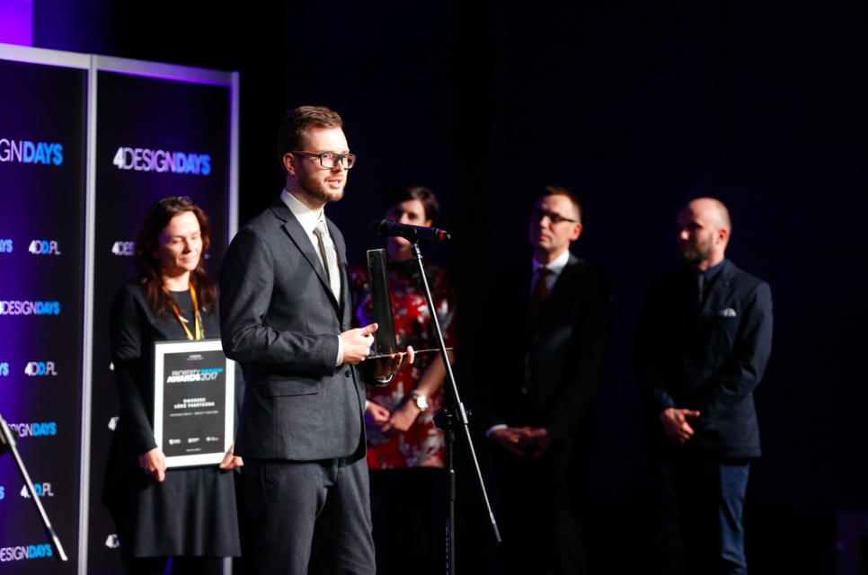 Nagrodę w kategorii Bryła - Obiekt publiczny zdobyła Łódź Fabryczna.
Statuetkę odebrali Bartosz Poniatowski z Urzędu Miasta Łódź (na zdjęciu), Zdzisław Strożek, reprezentant PKP oraz Magdalena Federowicz Boule w imieniu fabryczna. Niezwykłe statuetki Property Design Awards 2017 już przyznane!