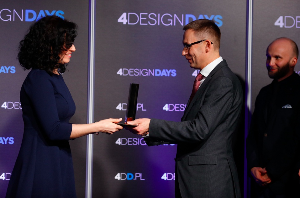 Property Design Awards 2017 otrzymał Woonerf na Piramowicza w Łodzi. Nagrodę odebrała Edyta Westrych-Maćkowiak, UM Łódź. Nagrodę wręczył Wojciech Kuśpik, prezes PTWP SA. Niezwykłe statuetki Property Design Awards 2017 już przyznane!