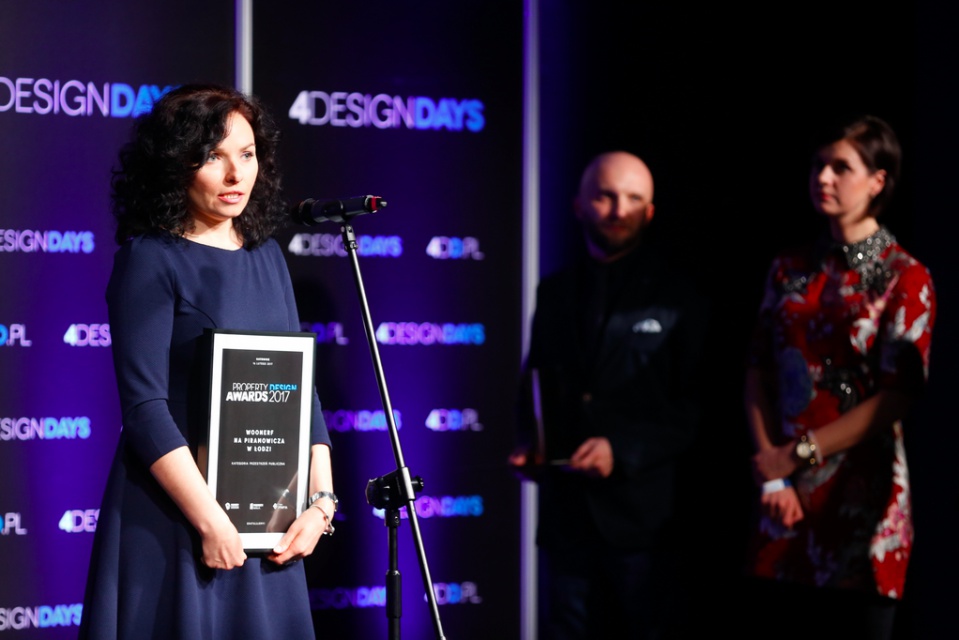 Property Design Awards 2017 otrzymał Woonerf na Piramowicza w Łodzi. Nagrodę odebrała Edyta Westrych-Maćkowiak, UM Łódź. Niezwykłe statuetki Property Design Awards 2017 już przyznane!