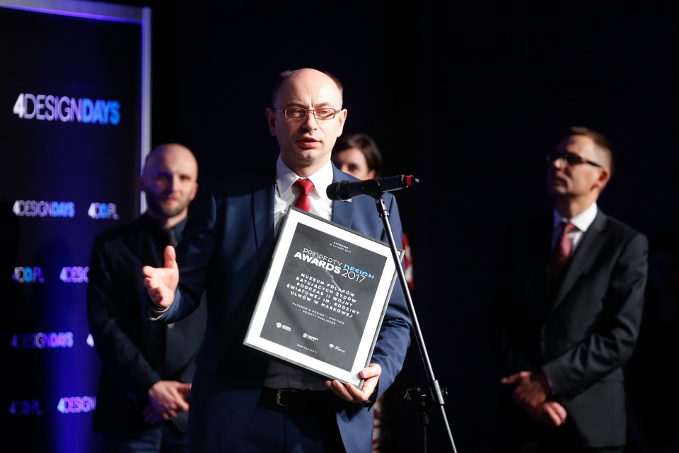 Muzeum Polaków ratujących Żydów podczas II wojny światowej im. Rodziny Ulmów w Markowej wygrało w kategorii Design wnętrze – obiekt publiczny. Statuetkę odebrał m.in. zastępca prezes IPN – Mateusz Szpytma. Niezwykłe statuetki Property Design Awards 2017 już przyznane!
