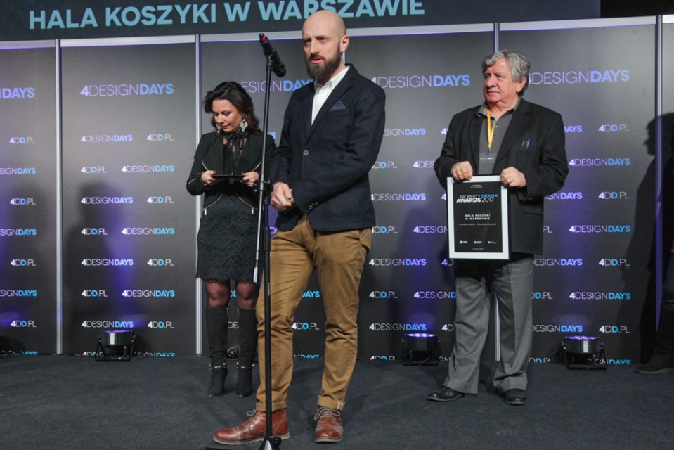 Nagrodę w kategorii Bryła-centrum handlowe otrzymała Hala Koszyki w Warszawie. Statuetkę odebrała Edyta Bobek - Leasing Director, Griffin Real Estate oraz przedstawiciele warszawskiego biura projektowego JEMS Architekci - Mateusz Świętorzecki i Olgierd Jagiełło. Niezwykłe statuetki Property Design Awards 2017 już przyznane!