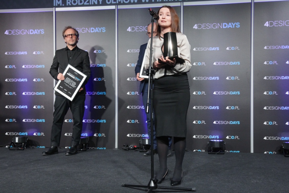 Statuetkę w kategorii Design wnętrze – obiekt publiczny dla Muzeum Polaków ratujących Żydów podczas II wojny światowej im. Rodziny Ulmów w Markowej odebrali: Anna Stróż kierownik Muzeum oraz Mirosława Nizio z Nizio Design International oraz zastępca prezes IPN – Mateusz Szpytma. Niezwykłe statuetki Property Design Awards 2017 już przyznane!