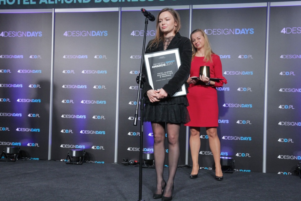 Hotel Almond otrzymał statuetkę w kategorii Design wnętrze. Nagrodę odebrali: Paulina Czurak, właścicielka biura Ideograf, autorka projektu wnętrz oraz Lucyna Waruszewska, dyrektor generalna Hotelu Almond. Niezwykłe statuetki Property Design Awards 2017 już przyznane!