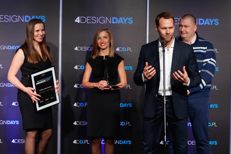 Bogusz Parzyszek, Dominika Zielińska - właściciele Workplace Solution i Marzena Bednarczyk - architekt oraz Grzegorz Gaj, Administration Direction, Mediacom odebrali nagrodę w kategorii Design wnętrze-biuro za siedzibę Mediacom. Niezwykłe statuetki Property Design Awards 2017 już przyznane!