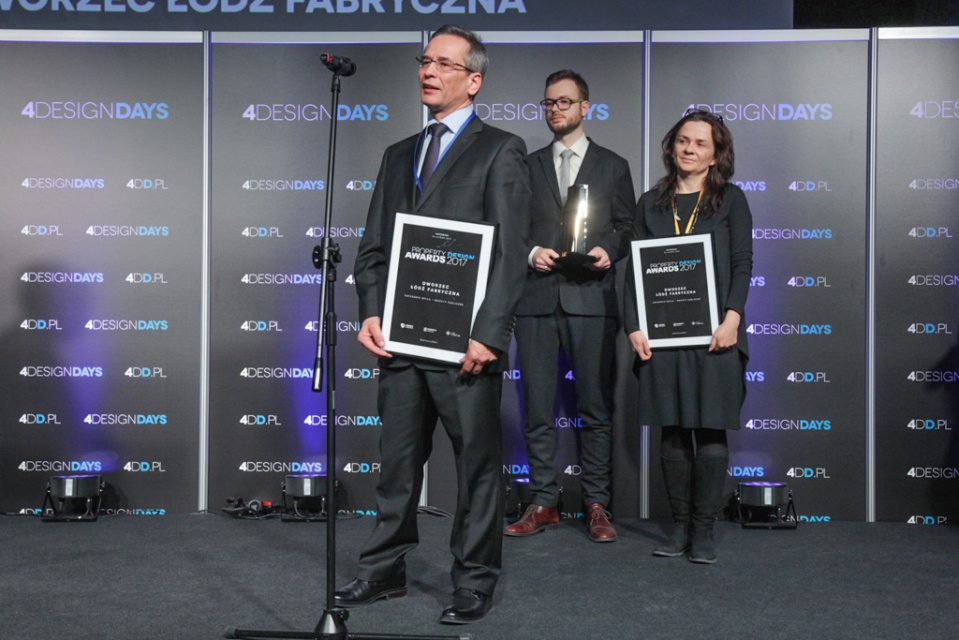 Statuetkę w kategorii Bryła – Obiekty Publiczne dla Łodzi Fabrycznej odebrali: Bartosz Poniatowski z Urzędu Miasta Łódź, Zdzisław Strożek, reprezentant PKP oraz Magdalena Federowicz-Boule z pracowni Tremend. Niezwykłe statuetki Property Design Awards 2017 już przyznane!