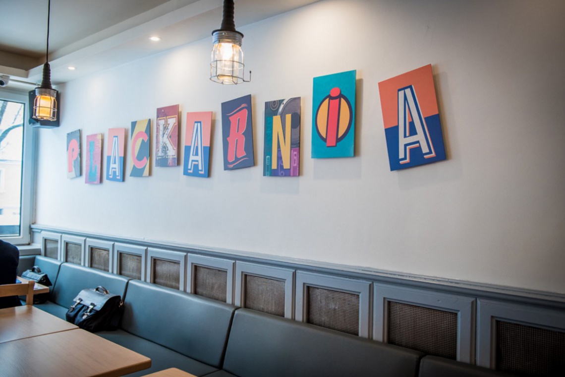 źródło Archiconnect Design z plackami - zobacz klimatyczne bistro w Lublinie