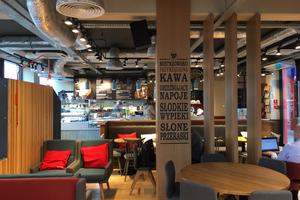 Costa Coffee na warszawskim Tarchominie, fot. mat. prasowe Costa Coffee po raz pierwszy w tym mieście. W najnowszym designerskim stylu