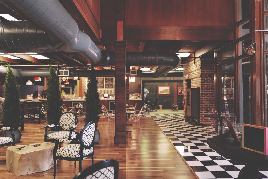 fot. pixabay.com Design jest wyróżnikiem restauracji. Jednak nie podążajmy ślepo za trendami