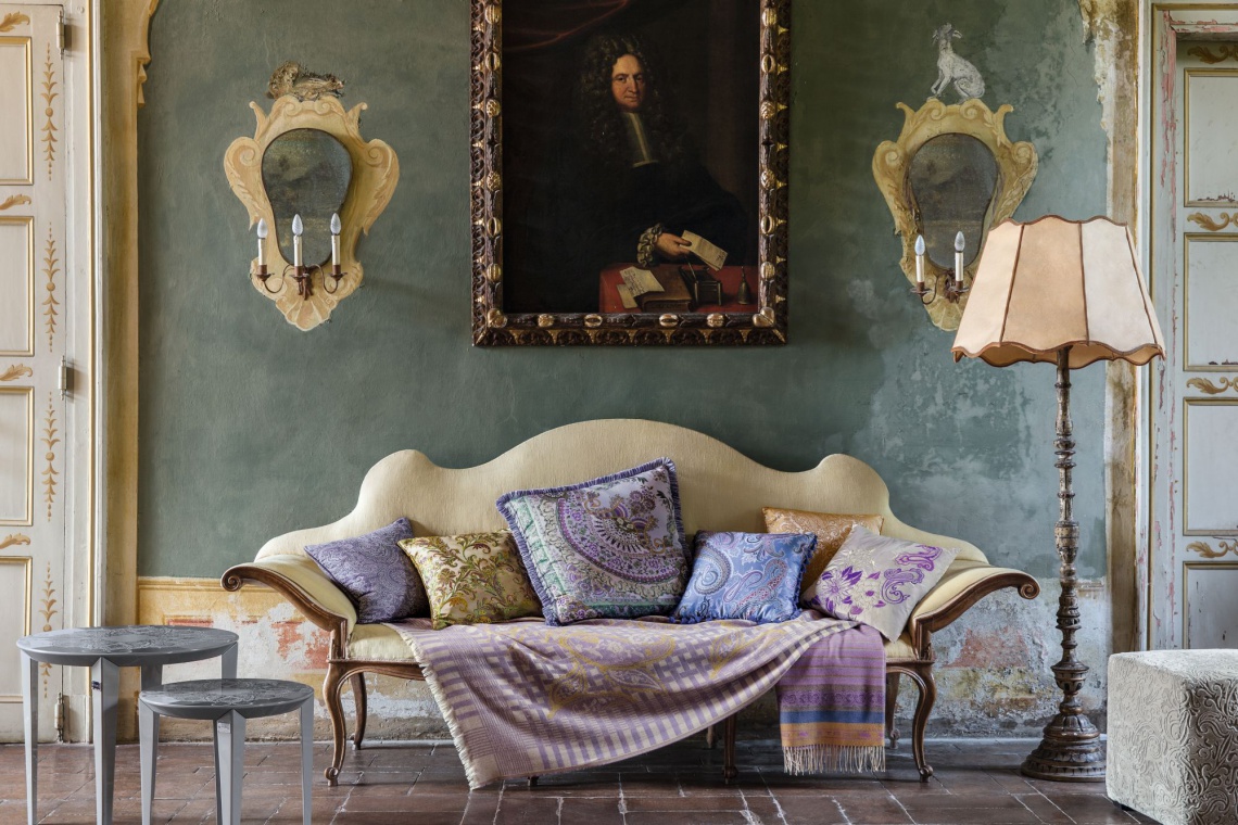 Etro Home - kolekcja wiosna-lato 2017. Kolekcja dostępna jest w Mood Design fot. mat. prasowe Pastele tłem dla motywów kwiatowych i hinduskiego wzoru paisley